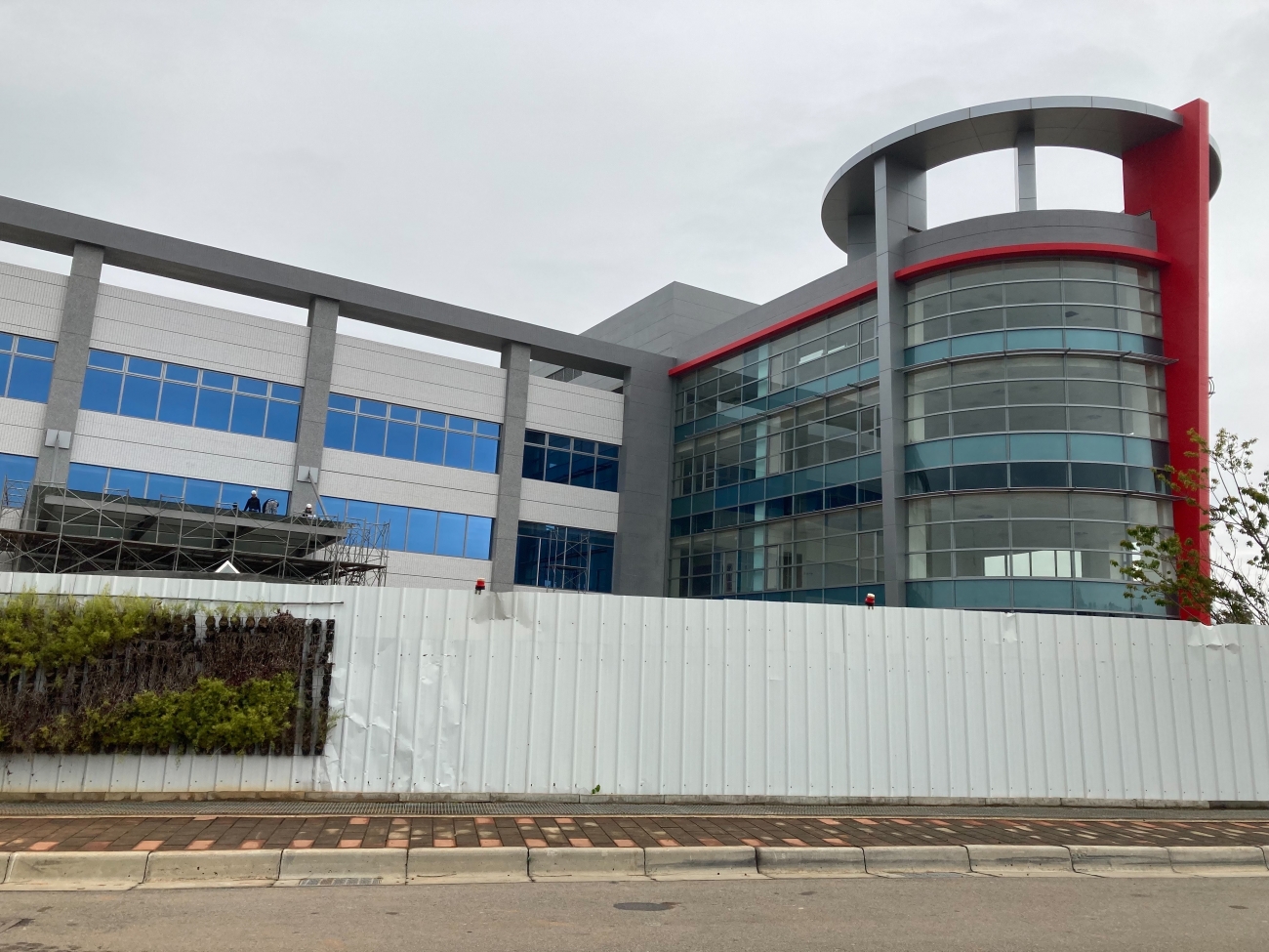 符合2024台北市住宅區創能儲能及節能補助計畫﹐邁向2050淨零排放願景，台北市環保局繼去年之後，今年持續辦理「住宅社區及非營利法人創能儲能及節能補助計畫」，補助民間設置創能、儲能及節能設備，推動分散式發電，擴大綠能運用，總補助金額達1億元，補助對象除北市轄內房屋所有權人、社區管理委員會，今年度還新增非營利社團法人及非營利財團法人。ASF70 符合台灣環保署TVOC標準並通過QUV1500小時耐候測試